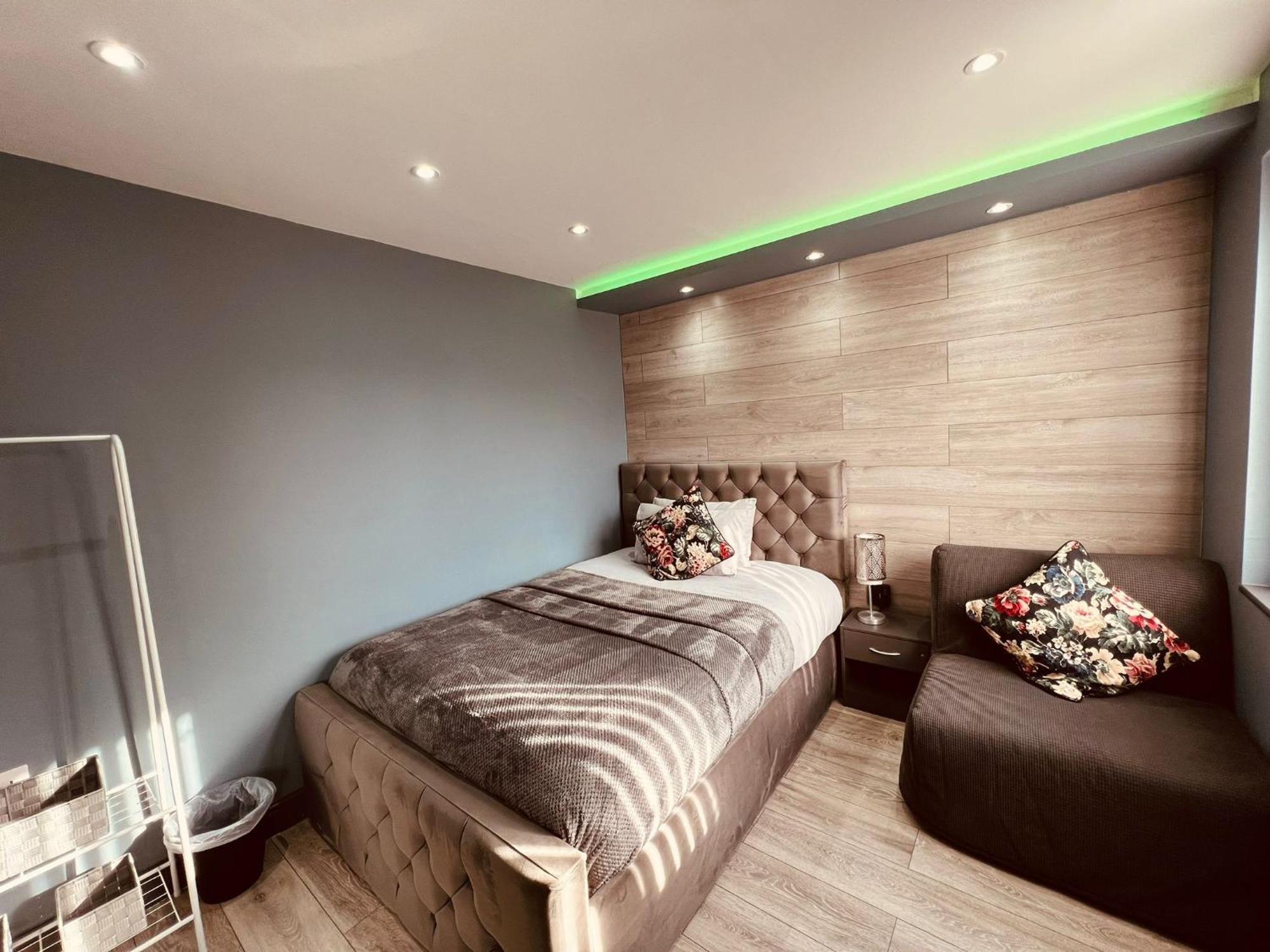 Modern Suites -5 Bedroom House- With Free Parking Birmingham City Экстерьер фото