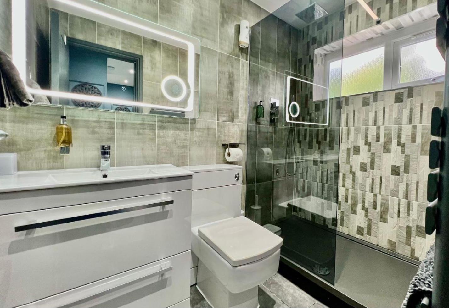 Modern Suites -5 Bedroom House- With Free Parking Birmingham City Экстерьер фото
