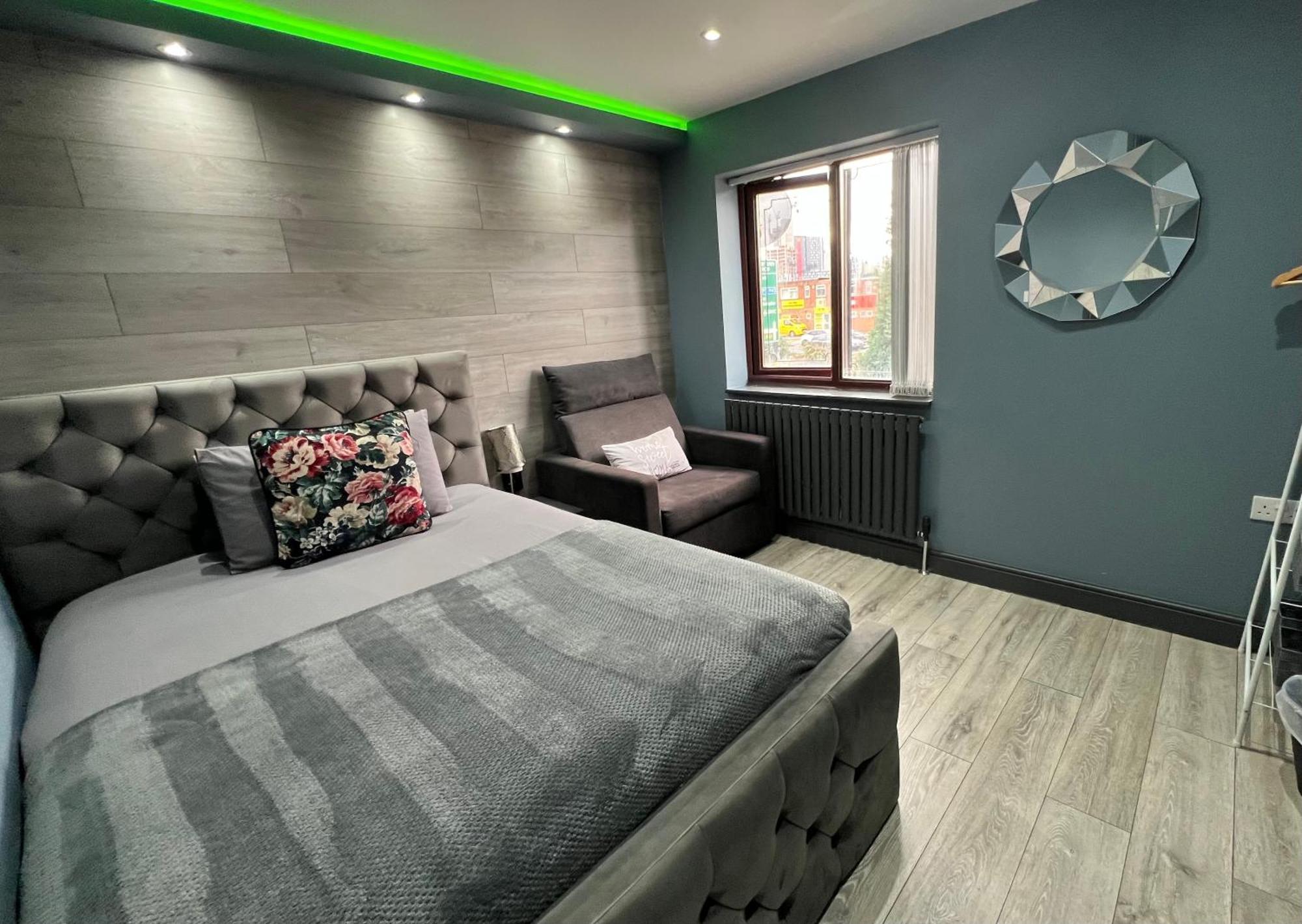 Modern Suites -5 Bedroom House- With Free Parking Birmingham City Экстерьер фото